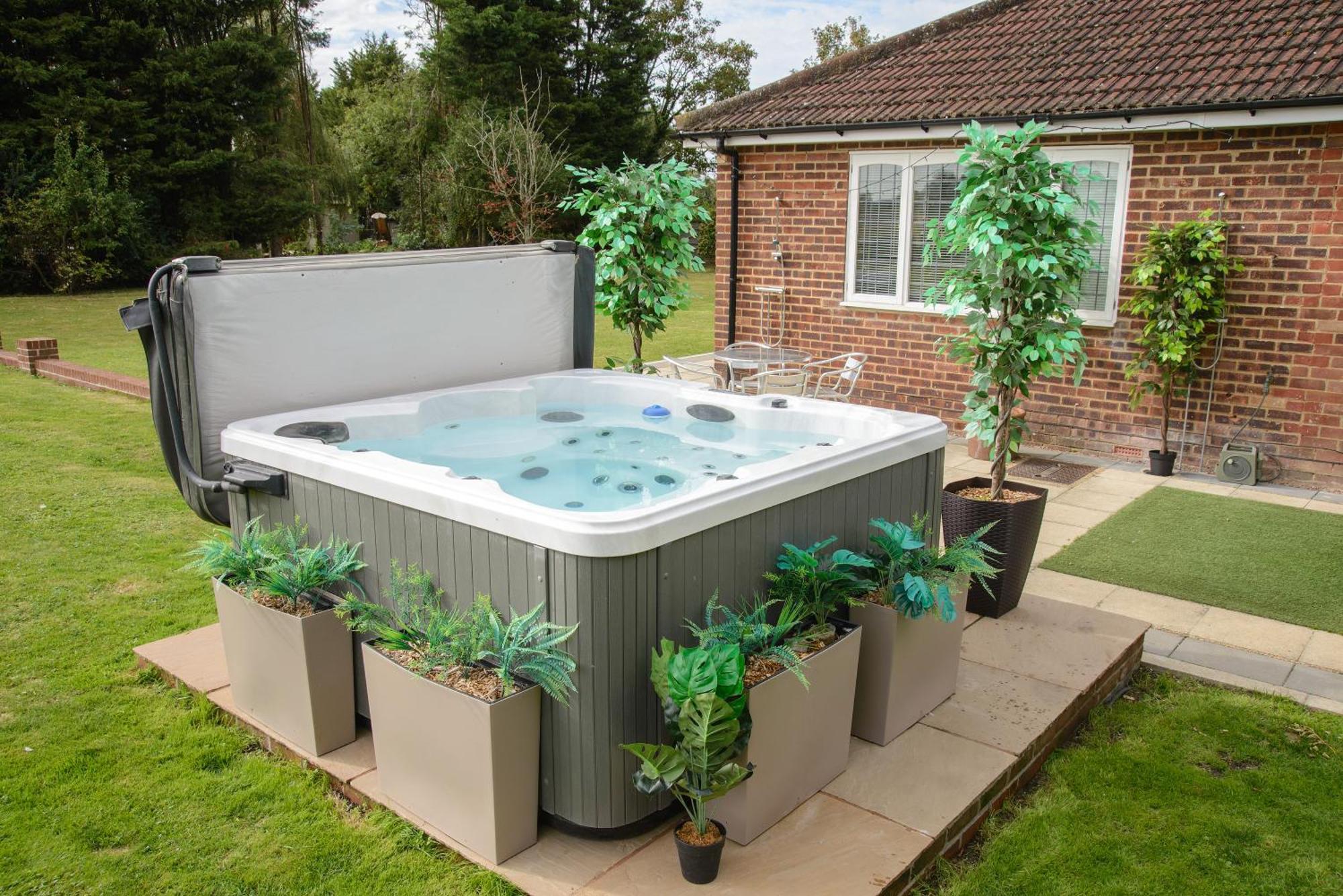 Deluxe 4 Or 5 Bed House With Hot Tub, Cinema Room Sleeps 15 Saffron Walden Eksteriør bilde