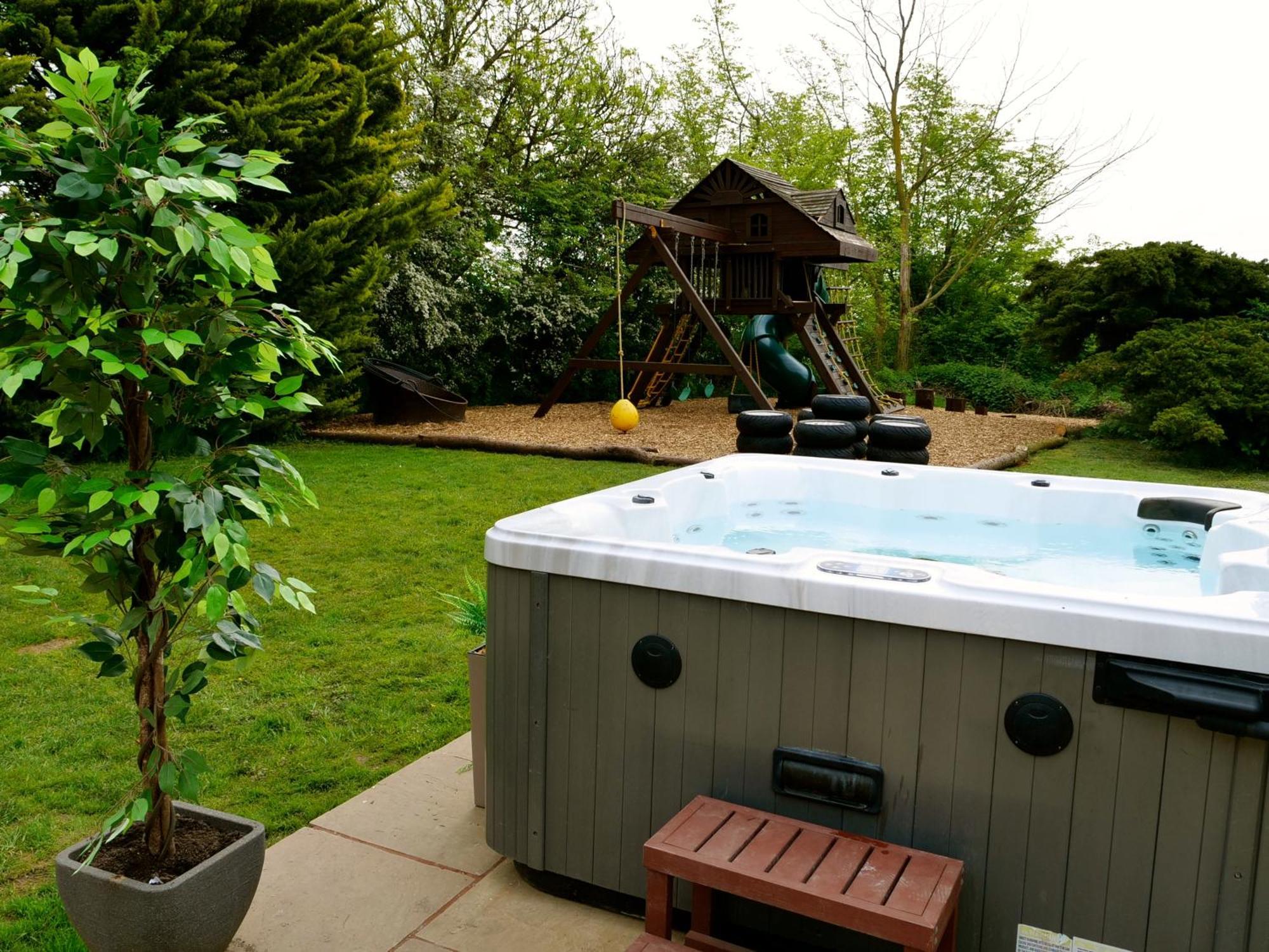 Deluxe 4 Or 5 Bed House With Hot Tub, Cinema Room Sleeps 15 Saffron Walden Eksteriør bilde