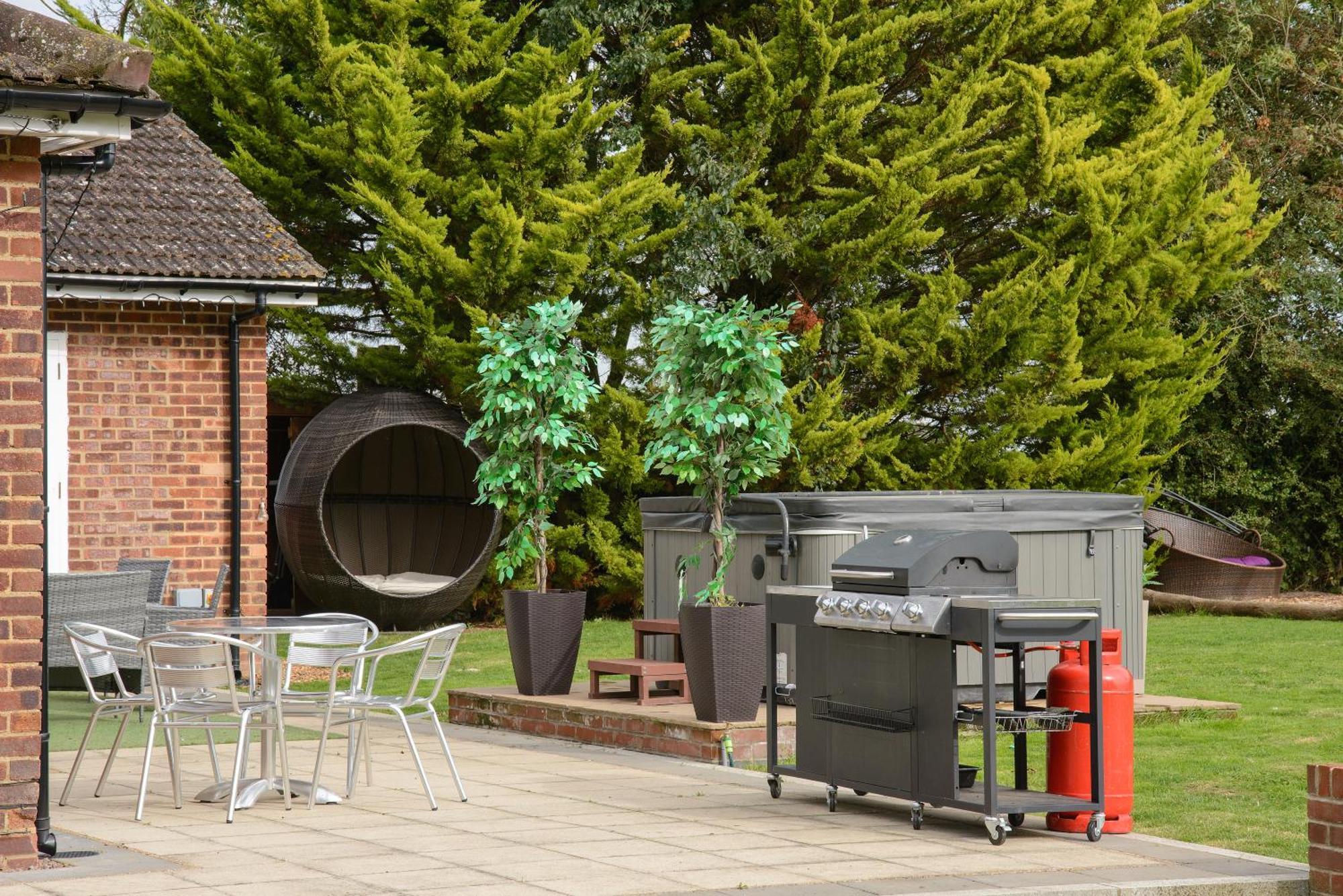 Deluxe 4 Or 5 Bed House With Hot Tub, Cinema Room Sleeps 15 Saffron Walden Eksteriør bilde