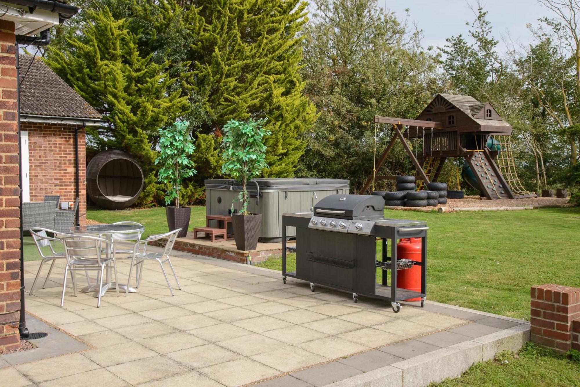 Deluxe 4 Or 5 Bed House With Hot Tub, Cinema Room Sleeps 15 Saffron Walden Eksteriør bilde